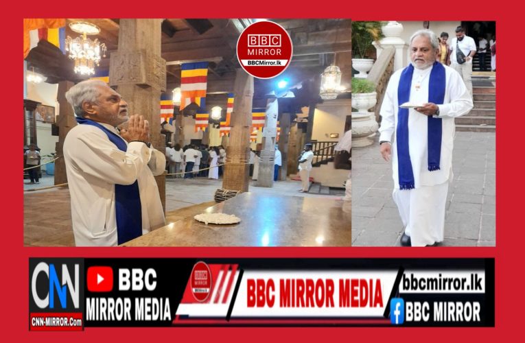 හිටපු ආන්ඩුකාර ටිකිරි කොබ්බැකඞුව මහතා ඇසල පුන් පොහෝ දින මහනුවර ශ්‍රි දළදා මාළිගයේ වාම දන්ත්‍රස් දාතුන් වහන්සේ වැඳ පුදා ගෙන ආශිර්වාද ලබා ගත්තෙය