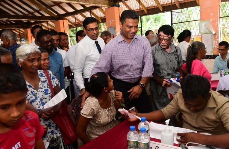 ග්‍රාමීය ජනතාවට සුවසෙත සලසන “ආරෝග්‍යා” ජංගම සුව සායන වැඩසටහනේ  තෙවන වැඩසටහන රත්නපුර, ඇහැලියගොඩ හේවායින්න කන්ද විද්‍යාලයේ  දී . BBCMirror.lk .   CNN-Mirror.com ‘ asianewsplusone.com   sfmnewslk.com