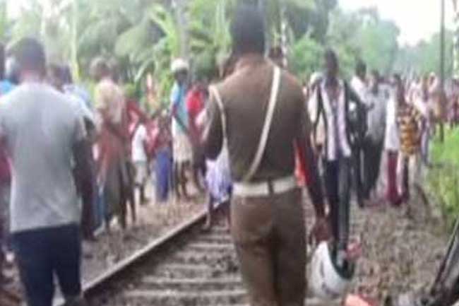 දුම්රියේ ගැටීමෙන් දරුවෙකු මරුට