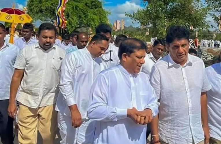 අලියා සහ දුරකතනය එකතු වී  චෛත්‍යයකට මුල්ගල් තබයි BBCMirror.lk .   CNN-Mirror.com ‘ asianewsplusone.com   sfmnewslk.com
