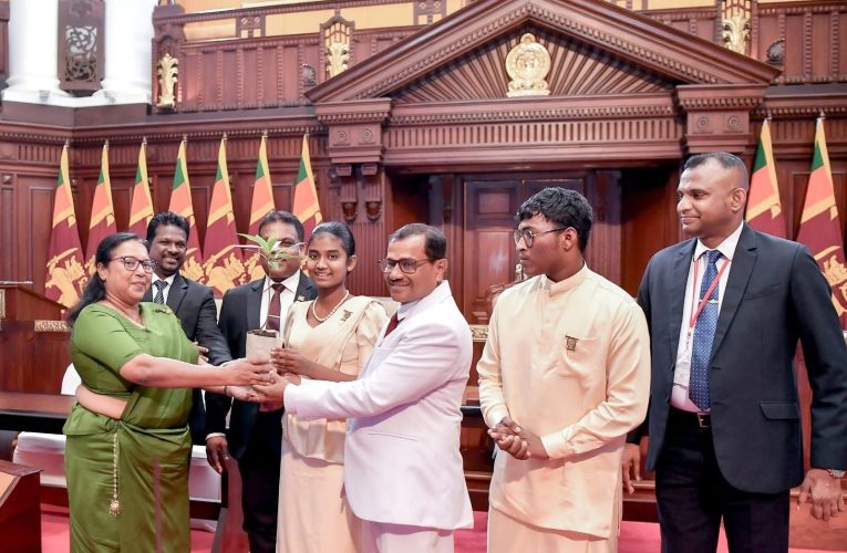 කරන්දෙණිය මධ්‍ය මහා විද්‍යාලයීය ශිෂ්‍ය පාර්ලිමේන්තුවේ මංගල සභාවාරය ජනාධිපති ලේකම් කාර්යාලයේ පැරණි පාර්ලිමේන්තු සභා ගර්භයේ දී BBCMirror.lk .   CNN-Mirror.com ‘ asianewsplusone.com   sfmnewslk.com