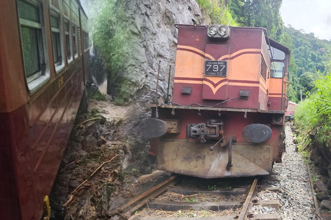 හෙටත් උඩරට මාර්ගයේ දුම්රිය ගමන් වාර 04ක් අවලංගුයි හෙටත් උඩරට මාර්ගයේ දුම්රිය ගමන් වාර 04ක් අවලංගුයි