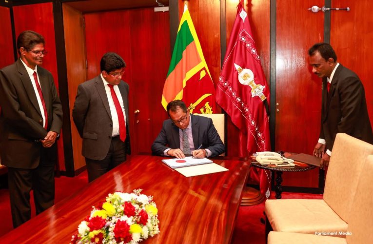 ක්‍රීඩාවල යෙදීමේ දී උත්තේජක ද්‍රව්‍ය ගැනීමට එරෙහි සම්මුති (සංශෝධන) පනත් කෙටුම්පතට  කථානායකවරයාගේ සහතිකය සටහන් කෙරේ  BBCMirror.lk .   CNN-Mirror.com ‘ asianewsplusone.com   sfmnewslk.com