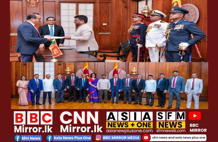 අමාත්‍ය මණ්ඩල සංශෝධනය යටතේ පත් කෙරුණු කැබිනට් අමාත්‍යවරු තිදෙනෙක් සහ නියෝජ්‍ය අමාත්‍යවරු දස දෙනෙක් අද (10) පෙරවරුවේ ජනාධිපති කාර්යාලයේදී දිවුරුම් දුන්හ. BBCMirror.lk .  CNN-Mirror.com ‘ asianewsplusone.com   sfmnewslk.com