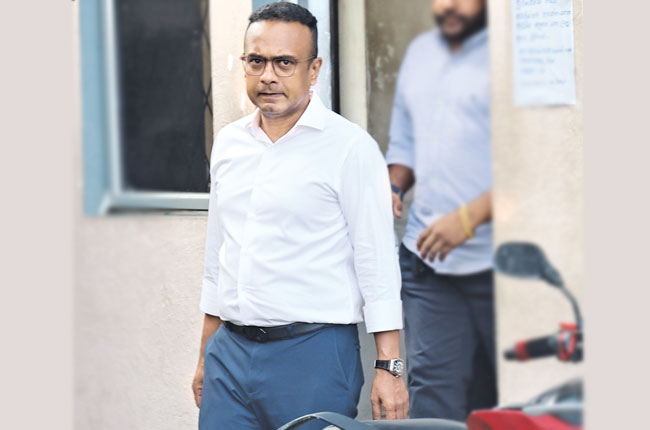 මනුෂ නානායක්කාර අත්අඩංගුවට