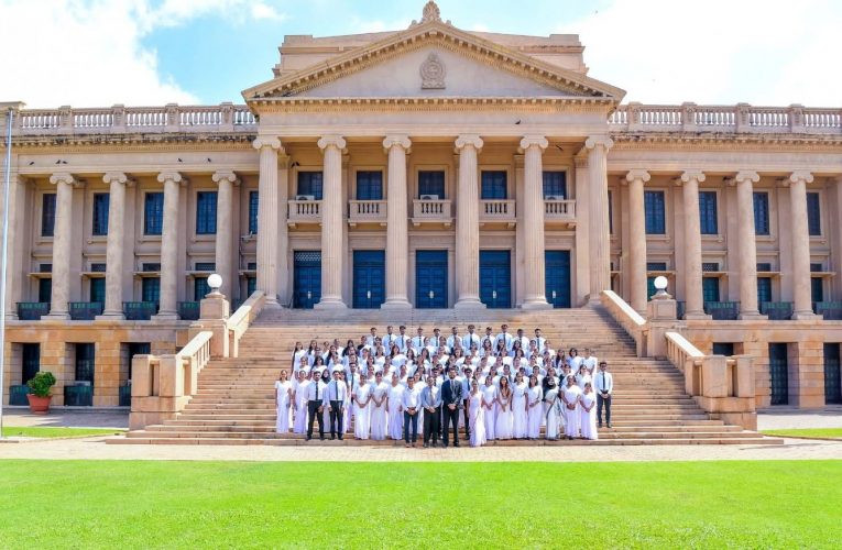 මාලඹේ ශ්‍රී ලංකා තොරතුරු තාක්ෂණ ආයතනයේ (SLIIT) නීති පීඨයේ සිසුසිසුවියෝ ජනපති මන්දිරය නරඹති BBCMirror.lk sfmnewslk.com