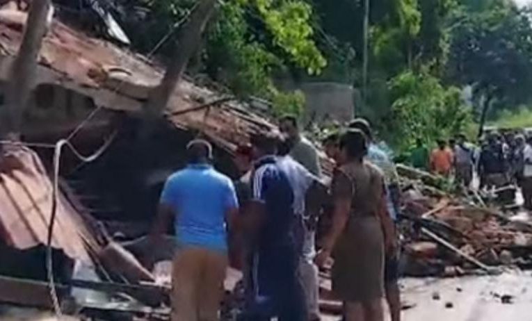 කඩුගන්නාවේ නායයෑම නිසා කොළඹ-නුවර පාර තවමත් වහලා BBCMirror.lk sfmnewslk.com