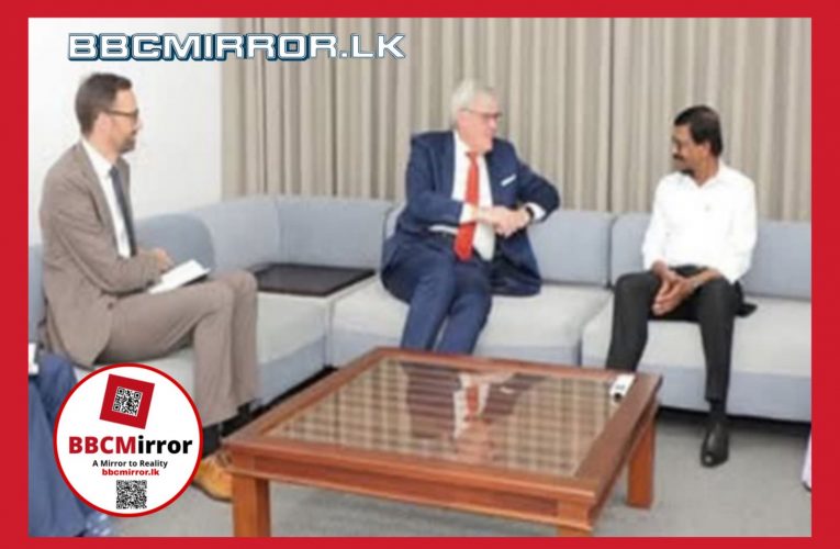 ජනතා විමුක්ති පෙරමුණේ ප්‍රධාන ලේකම් ටිල්වින් සිල්වා සහ ශ්‍රී ලංකාවේ බ්‍රිතාන්‍ය මහ කොමසාරිස් ඇන්ඩෲ පැට්‍රික් (Andrew Patrick) අතර හමුවක් BBCMirror.lk . asianewsplusone.com sfmnewslk.com