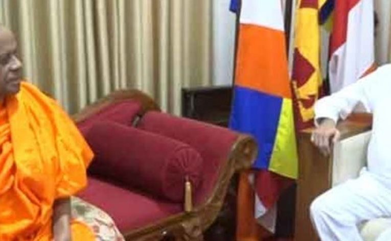 හිටපු ජනධිපති රනිල් වික්‍රමසිංහ මහතා මල්වතු සහ අස්ගිරි උභය පාර්ශ්වයේ මහා නාහිමිවරුන් බැහැදැක ආශීර්වාද ලබා ගනි