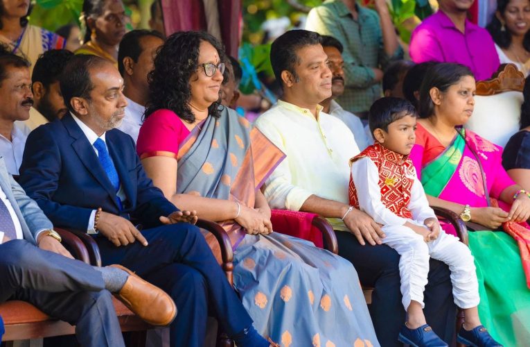 අග්‍රාමාත්‍ය ආචාර්ය හරිනි අමරසූරිය මහත්මියගේ ප්‍රධානතවයෙන් අරලියගහ මන්දිරයේදී අද (15) පැවති ජාතික තෛපොංගල් සැමරුම් උත්සවය