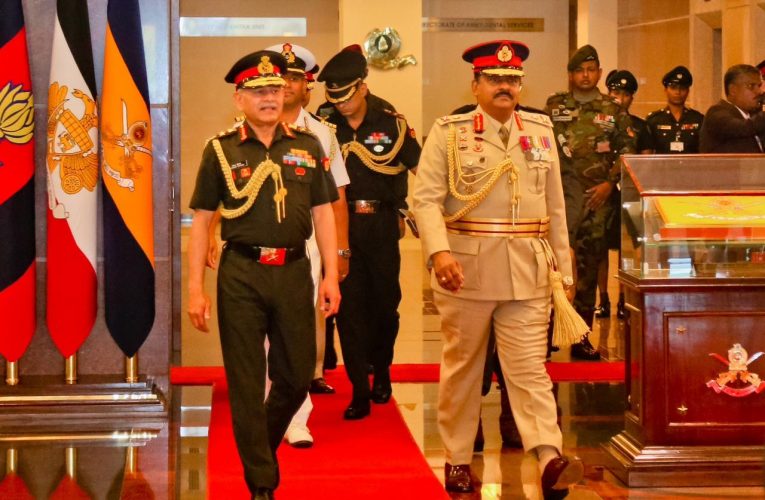 ඉන්දීය යුධ හමුදාධිපති යුද්ධ හමුදා මූලස්ථානයේ නිල සංචාරයක.