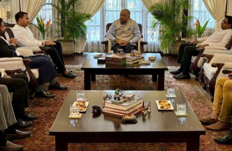 ඉන්දියාවේ ආරාධනය පරිදි ජනවාරි 26 වෙනිදාට යෙදෙන ඉන්දීය ජනරජ දිනය සැමරීමට පොදුජන පෙරමුණ සහ සජබ මන්ත්‍රී පිරිසක් ඉන්දියාවේ ඔඩිසා ප්‍රාන්තය බලා පිටත්වීමට නියමිතයි.