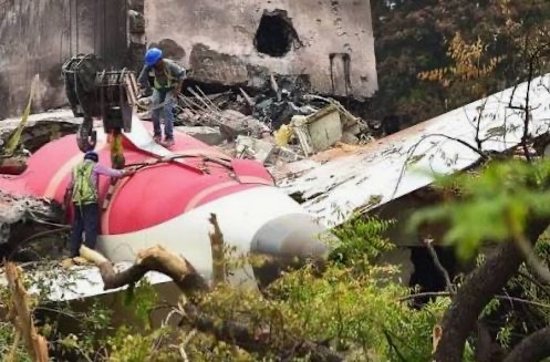 ඉන්දියාවේ ගුවන් අනතුරින් 7ක් මරුට.!