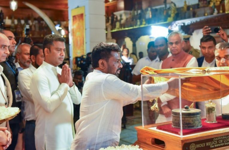 ජනපති අනුර කුමාර දිසානායක මහතා ලංකාවට වැඩමවූ සර්වඥ ධාතුන් වහන්සේ වැඳපුදා ගනී