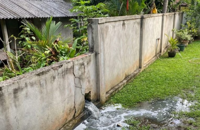 අසල්වැසියාගේ ඉඳුල් වතුර ඔබේ මිදුලට ගලා එනවාද? නීතියෙන් ඔබට කළ හැකි දේ මෙන්න.