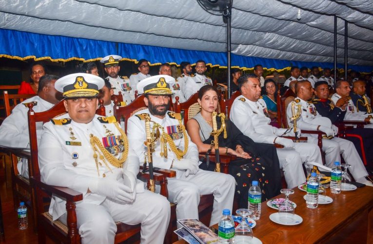 නාවික හමුදා ආධුනික නාවිකයින් 363ක් විසිර යයි.