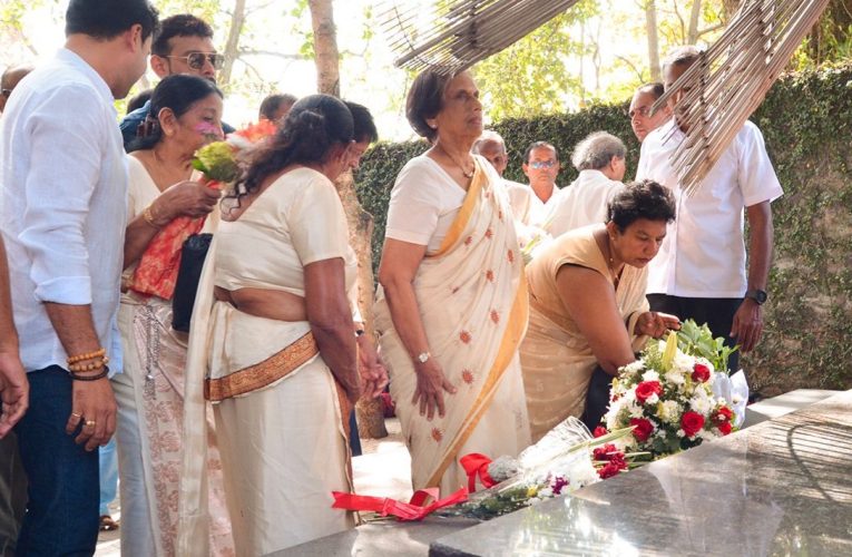 විජය අනුස්මරණ පුෂ්පෝපහාරය සීදුව දී.