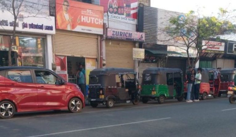 QR ක්‍රමයට තෙල් ගහන්න මුළු ලංකාවෙම තැනින් තැන ලොකු පෝලිම්
