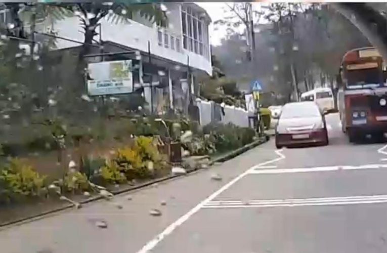 නුවරඑළිය සීතාඑළිය ශ්‍රී සීතයි අම්මාන් කෝවිල අසල අවිනීත රියදුරකුගෙන් නූලෙන් බේරුන ත්‍රී රෝද රථයේ ගමන් ගත් ජීවිත.