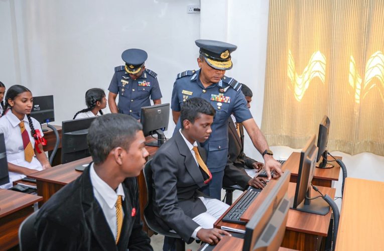 ගුවන් හමුදාවෙන් නානුඔය දෙමළ  විද්‍යාලයට පරිගණක මධ්‍යස්ථානයක්.