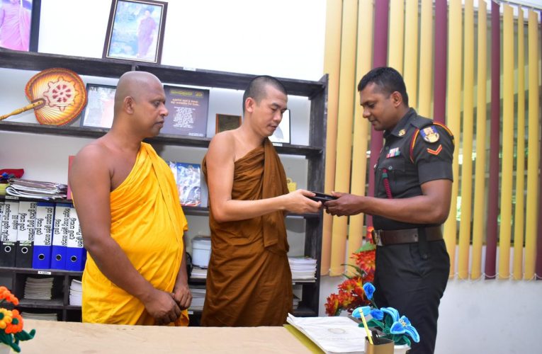 විදේශීය හිමිනමකගේ අස්ථානගත වූ මුදල් පසුම්බිය සොයා දී යුද්ධ හමුදා සෙබළෙකුගෙන් උදාර ආදර්ශයක්.