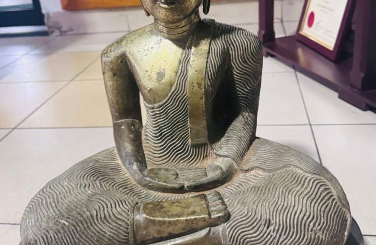 හමුදාවෙන් විශ්‍රාම ලබා  ඉපැරණි බුදු පිළිමයක්   රැගෙන නුවර ටවුමේ කරක් ගැසූ  හිටපු හමුදා භටයන් දෙදෙනෙක් අත් අඩංගුවට..