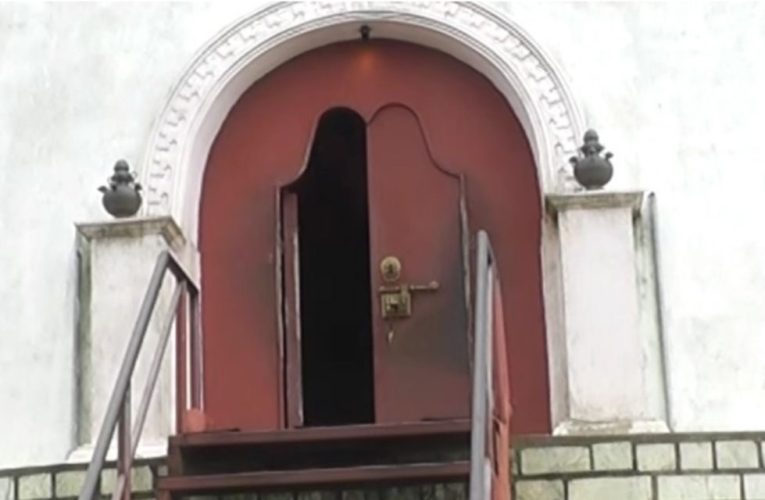 හන්තාන සඳගිරි මහා සෑයේ ධාතූ මන්දිරය  බිඳ රත්‍රන් මාළ සොරකම්  කරලා.