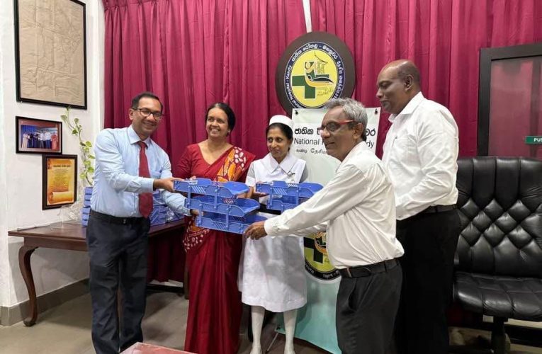 මහනුවර සිංහල වෙළද පෙරමුණ විසින් මහනුවර ජාතික රෝහලේ පිළිකා සායනයට අවශ්‍ය Stationary holder 35 ක් පරිත්‍යාග කිරීම සිදු කළේය.