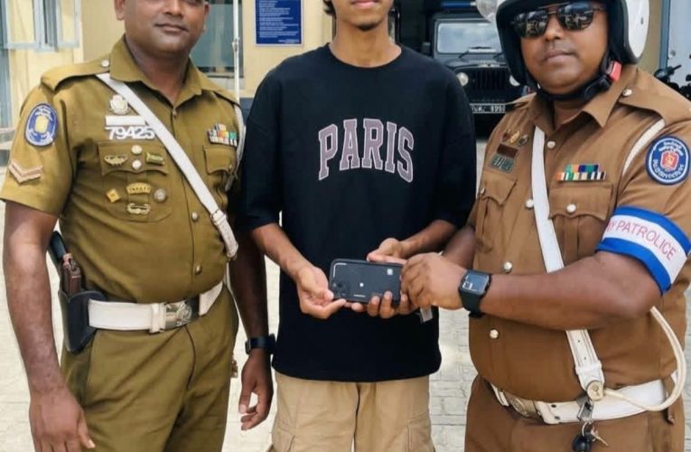 රුපියල් 1,50,000 ක දුරකථනයට යලි පණ දුන් පොලිස් නිලධාරී මහත්වරුන්..!!! 💕