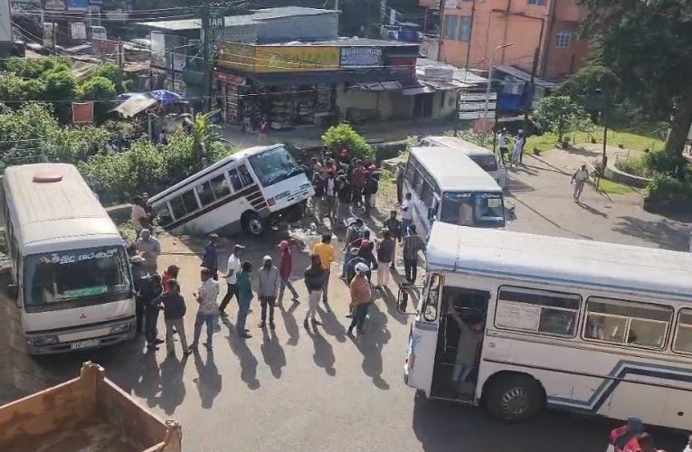 දිත්වාවෙන් ගිලා බැසුණු පාලම පිළිසකර නොකෙරූ නිසා නුවරඑළිය බස් නැවතුම්පොළ ගිලා බැසියි