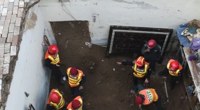 පාකිස්තානයේ උපකාරක පන්තියක වහලය කඩා වැටී දරුවන් 14ක් අවසන් ගමනක