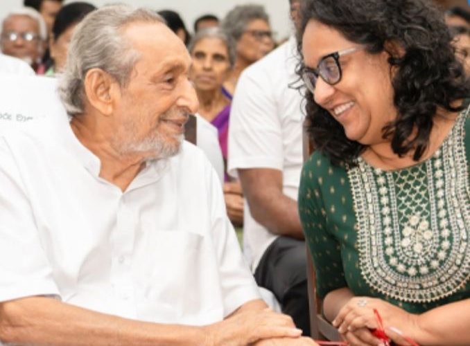 ප්‍රවීණ දේශපාලනඥයෙකු වන මුලු රටේ ජනතාව ගරු කරන වාසුදේව නානායක්කාර මැතිතුමා පිළිබඳ ලියවුණු ග්‍රන්ථයක් දොරට වැඩීමේ උත්සවයට අග්‍රාමාත්‍ය හරිනි අමරසූරිය එක්වූවාය.