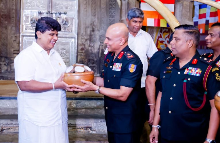 13 වන වරටත් දළදා පෙරහැර ට යුද්ධ හමුදාවෙන් කොප්පරා.
