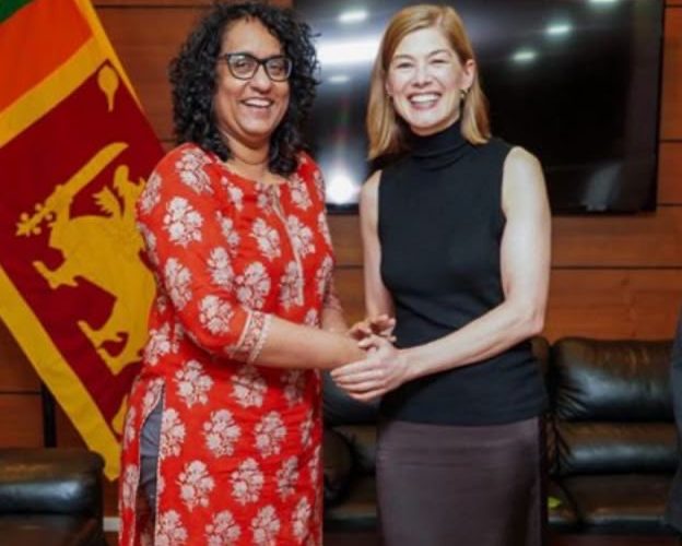 බ්‍රිතාන්‍ය රංගන ශිල්පිනි රෝසමන්ඩ් පයික් සහ අග්‍රාමාත්‍යවරිය හමුවේ