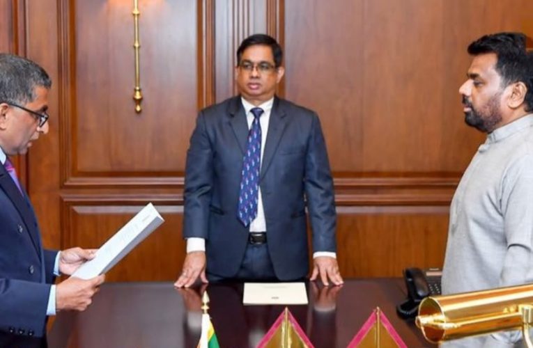 මධ්‍යම පළාත් නව ආණ්ඩුකාරවරයා ජනපති ඉදිරියේ දිවුරුම් දෙයි
