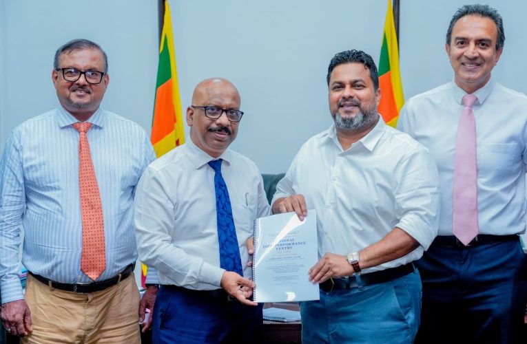ජාතික උසස් කාර්යසාධන මධ්‍යස්ථානයේ නිල සංකල්ප පත්‍රිකාව ක්‍රීඩා අමාත්‍යවරයා වෙත බාර දෙයි.