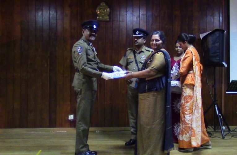 මධ්‍යම පළාත භාර ජ්‍යෙෂ්ඨ නියෝජ්‍ය පොලිස්පති ලලිත් පතිනායකගේ ප්‍රධානත්වයෙන් විශිෂ්ට සේවයක් කළ නුවරඑළිය පොලිස් නිලධාරීන් ඇගයේ.