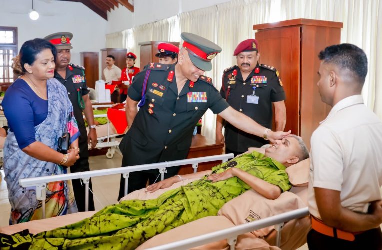 යුද්ධ හමුදාධිපති රණක්ෂිතයට පත් හමුදා රණවිරුවන් හමුවෙයි.