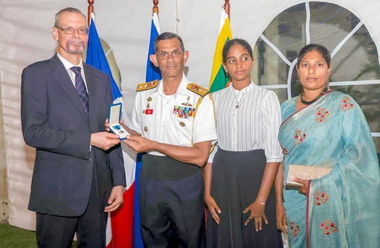 ආරක්ෂක විශ්ව විද්‍යාලයේ උප කුලපතිට ප්‍රංශයෙන් උපහාර.