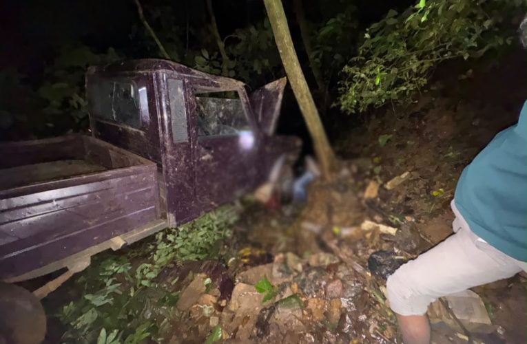 කොත්මලේ කැබ් රථ අනතුරක  මියගිය අයෙක්ගේ දේහය මුදා ගැනීමට යුද්ධ හමුදා සහාය.