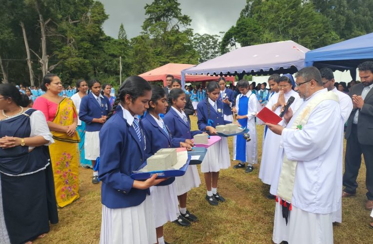 වසර 125ක අභිමානවත් අධ්‍යාපන ගමන්මඟ සමරමින් නුවරඑළිය යහපත් එඬේරා බාලිකා විද්‍යාලයේ ක්‍රීඩා මණ්ඩපයට මුල්ගල් තැබේ.